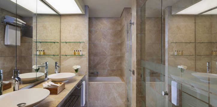 business-suite-bathroom-swissotel-buyuk-efes-izmir-2